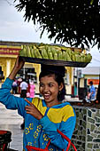 Myanmar - Kyaikhtiyo, food sellers 